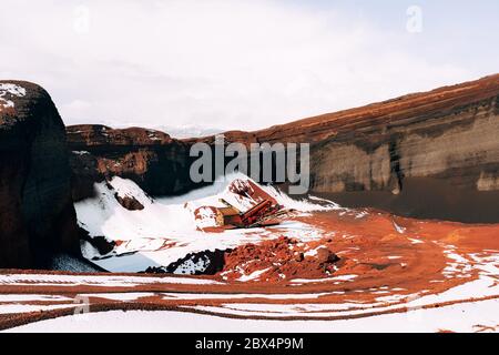 Marsian Landschaften in Island. Der rote Krater des Seydisholar Vulkans. Der Steinbruch des roten Bodenbergbaus. Stockfoto