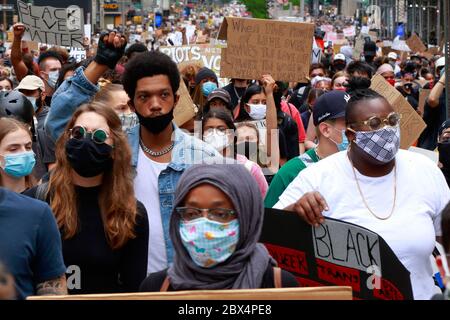 New York, NY, 2. Juni 2020. Eine vielfältige Menschenmenge, die sich entlang der Park Avenue South bei einer Solidarität mit Black Lives Matter durch Manhattan zieht, ruft in einer Reihe von Morden der amerikanischen Polizei Gerechtigkeit auf: George Floyd, Breonna Taylor und zahllose andere. Tausende von Menschen nahmen an der protestmarsch vom Foley Square in der Nähe von Gracie Mansion, dem Haus des New York City Bürgermeisters, bevor sie auf den Times Square später am Abend. Juni 2020 Stockfoto