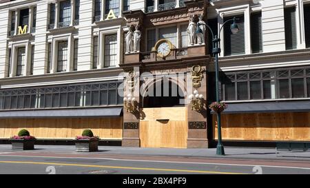 New York, New York, 3. Juni 2020. Das Flaggschiff-Kaufhaus Macys am Herald Square mit Fenstern und Türen, die vor kurzem nach einer Reihe von großen, organisierten Einbrüchen/Plünderungen in der Stadt aufgehängt wurden. Das Kaufhaus schließt sich anderen Unternehmen in der ganzen Stadt an, die Angst vor Plündern haben, indem es vorsorglich Fenster und Türen aufhebt und gleichzeitig eine Botschaft der Hoffnungslosigkeit und Verzweiflung an viele sendet, die es nicht gewohnt sind, so viele verschlossene Ladenfronten in einer normalerweise lebhaften und geschäftigen Stadt zu sehen. Viele Unternehmen wurden während der COVID-19-Coronavirus-Pandemie geschlossen. Stockfoto