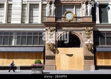New York, New York, 3. Juni 2020. Das Flaggschiff-Kaufhaus Macys am Herald Square mit Fenstern und Türen, die vor kurzem nach einer Reihe von großen, organisierten Einbrüchen/Plünderungen in der Stadt aufgehängt wurden. Das Kaufhaus schließt sich anderen Unternehmen in der ganzen Stadt an, die Angst vor Plündern haben, indem es vorsorglich Fenster und Türen aufhebt und gleichzeitig eine Botschaft der Hoffnungslosigkeit und Verzweiflung an viele sendet, die es nicht gewohnt sind, so viele verschlossene Ladenfronten in einer normalerweise lebhaften und geschäftigen Stadt zu sehen. Viele Unternehmen wurden während der COVID-19-Coronavirus-Pandemie geschlossen. Stockfoto