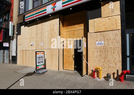 New York, New York, 3. Juni 2020. Ein 24-Stunden-Geschäft mit an Bord geöffneten Fenstern und „We Are Open“-Schildern nach einer großen Anzahl von organisierten Einbrüchen/Plünderungen in anderen Teilen der Stadt. 7-Eleven schließt sich anderen Unternehmen in der Stadt an, die Angst vor Plündern haben, indem sie als Vorsichtsmaßnahme ihre Fenster und Türen einsteigen und während der covid-19-Pandemie geschäftlich geöffnet bleiben. Die vielen verschlossenen Ladenfronten in der Stadt senden eine Botschaft der Hoffnungslosigkeit und Verzweiflung an viele, die es nicht gewohnt sind, so viele verschlossene Ladenfronten in einer normalerweise lebhaften und geschäftigen Stadt zu sehen. Stockfoto