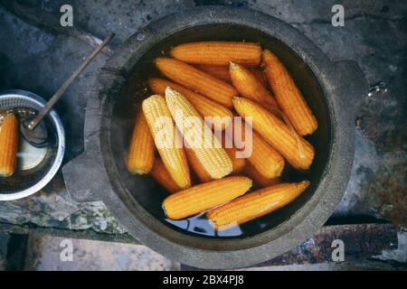 Direkt über Ansicht der gekochten Hühneraugen im Topf. Straßenmarkt in Sri Lanka. Stockfoto