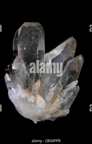 Natürlicher Kristall isoliert auf dem dunklen Hintergrund Stockfoto