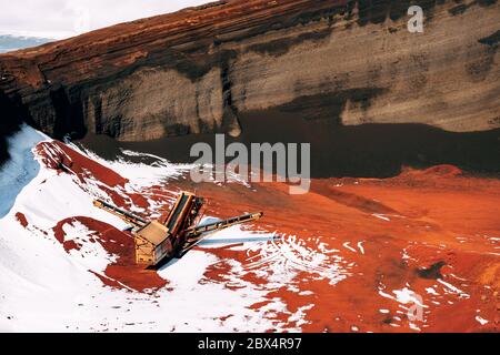 Marsian Landschaften in Island. Der rote Krater des Seydisholar Vulkans. Der Steinbruch des roten Bodenbergbaus. Stockfoto