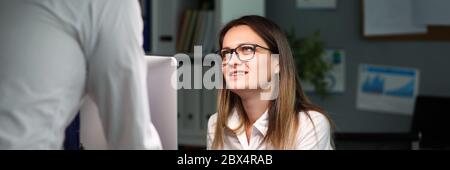 Lächelnd und Kollegen bei der Arbeit Stockfoto