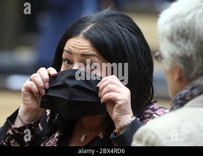 Berlin, Deutschland. Juni 2020. Dilek Kalayci (SPD), Gesundheitssenatorin in Berlin, zieht zu Beginn der Bundesratssitzung ihre Schutzmaske an. Quelle: Wolfgang Kumm/dpa/Alamy Live News Stockfoto