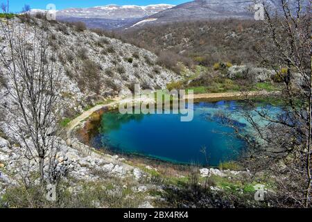 Blaue Oase umgeben whit Mountain/Bergwelt mit Wiesen, Berge und Gletscher Seen in Kroatien, schöne Aussicht auf den Fluss Cetina Stockfoto