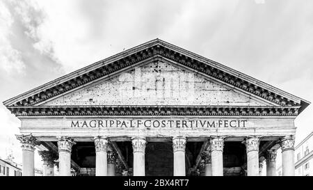 Römisches Pantheon: Detaillierte Vorderansicht des Eingangs mit Säulen und Tympanon. Rom, Italien. Schwarzweiß-Bild. Stockfoto