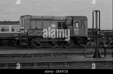 Diesel-Shunter Nr. 08487 der Baureihe 08 in Cardiff, Wales, Großbritannien. November 1985. Stockfoto