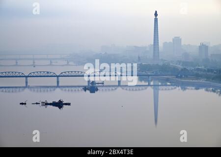 Nordkorea. Sonnenaufgang über Pjöngjang und dem Taedong Fluss im Morgennebel. Stockfoto
