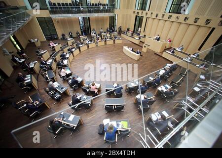 Berlin, Deutschland. Juni 2020. Unter Beachtung der Sicherheitsvorschriften im Rahmen der Corona-Pandemie nehmen die Bundesratssitzung auch die Bundesländer Teil. Quelle: Wolfgang Kumm/dpa/Alamy Live News Stockfoto