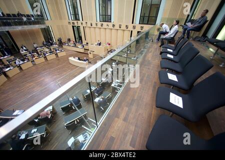 Berlin, Deutschland. Juni 2020. Unter Beachtung der Sicherheitsvorschriften im Rahmen der Corona-Pandemie nehmen die Bundesratssitzung auch die Bundesländer Teil. Quelle: Wolfgang Kumm/dpa/Alamy Live News Stockfoto