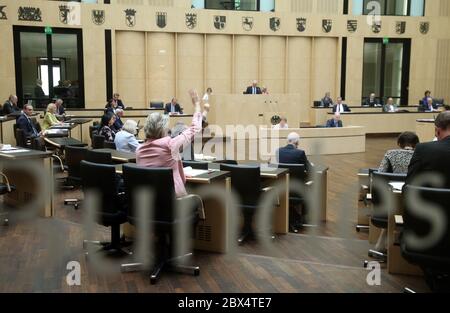 Berlin, Deutschland. Juni 2020. Unter Beachtung der Sicherheitsvorschriften im Rahmen der Corona-Pandemie nehmen die Bundesratssitzung auch die Bundesländer Teil. Quelle: Wolfgang Kumm/dpa/Alamy Live News Stockfoto