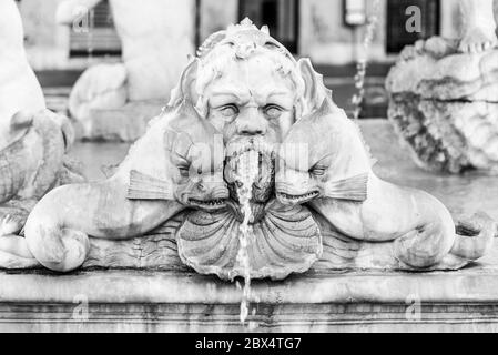 Fontana del Moro, oder Moorbrunnen, auf der Piazza Navona, Rom, Italien. Detailansicht der Skulpturen. Schwarzweiß-Bild. Stockfoto