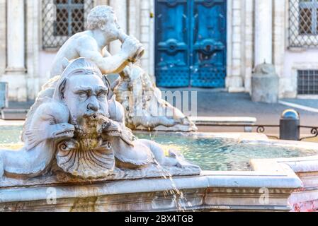 Fontana del Moro, oder Moorbrunnen, auf der Piazza Navona, Rom, Italien. Detailansicht der Skulpturen. Stockfoto