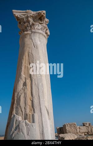 Nahaufnahme einer einzigen Säule in der antiken archäologischen Stätte von Kourion, Limassol in Zypern. Stockfoto