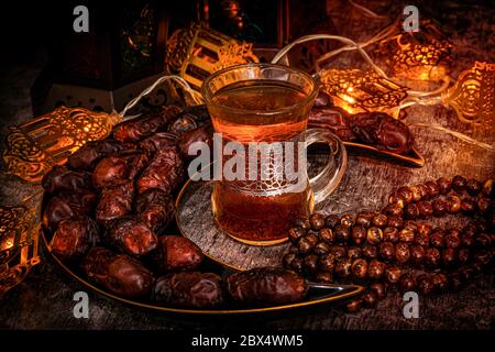 Islamischer Hintergrund Türkischer Tee mit Datteln und tasbih, Eid al Adha Konzept Bild Stockfoto