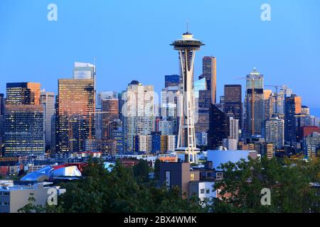 Seattle-Linie und Space-Nadel in der Dämmerung Stockfoto