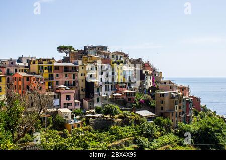 Corniglia, Italien - 8. Juli 2017: Blick auf Corniglia Häuser an einem sonnigen Tag Stockfoto