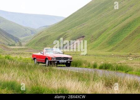 MOFFAT, SCHOTTLAND - 29. JUNI 2019: 1982 Mercedes-Benz 380 SL Sportwagen in einer Oldtimer-Rallye auf dem Weg nach Moffat, Dumfries und Gallow Stockfoto