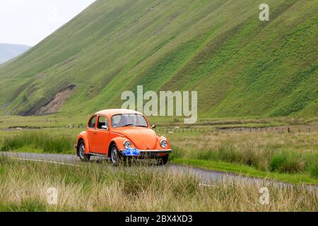 MOFFAT, SCHOTTLAND - 29. JUNI 2019: 1973 Volkswagen Beetle Auto in einer Oldtimer-Rallye auf dem Weg nach Moffat, Dumfries und Galloway Stockfoto