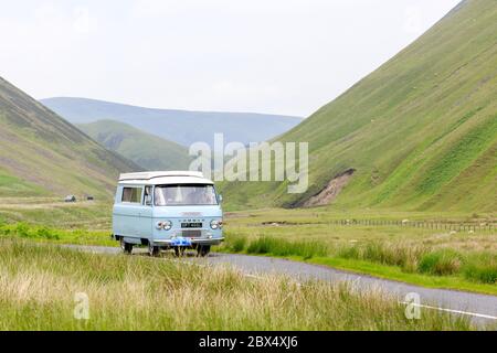 MOFFAT, SCHOTTLAND - 29. JUNI 2019: 1972 Commer cambevan in einer Oldtimer-Rallye auf dem Weg in Richtung der Stadt Moffat, Dumfries und Galloway Stockfoto