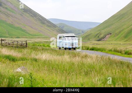 MOFFAT, SCHOTTLAND - 29. JUNI 2019: 1972 Commer cambevan in einer Oldtimer-Rallye auf dem Weg in Richtung der Stadt Moffat, Dumfries und Galloway Stockfoto