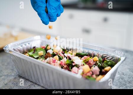 Mahlzeit Und Zubereitung Von Speisen Verpackt In Aluminiumbehältern Stockfoto