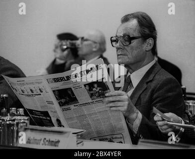 Deutschland / Parteien / SPD / 1979Parteitag in Berlin 1979: Willy Brandt liest die Berliner Stimme, BS, die Berliner SPD [automatisierte Übersetzung] Stockfoto