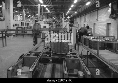 Berlin / Industrie / Arbeit / 7.11 / 1988 Siemens-Bosch. Hausgerätehaus Herstellung von Waschmaschinen // Arbeiter / Ausländer [automatisierte Übersetzung] Stockfoto