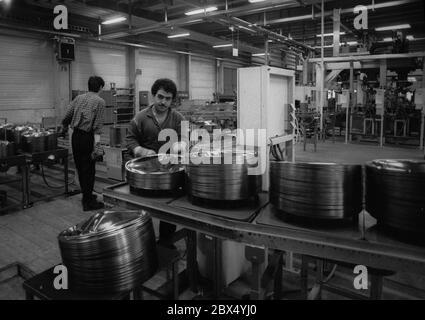 Berlin / Industrie / Arbeit / 7.11 / 1988 Siemens-Bosch. Hausgerätehaus Herstellung von Waschmaschinen // Arbeiter / Ausländer [automatisierte Übersetzung] Stockfoto