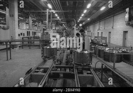 Berlin / Industrie / Arbeit / 7.11 / 1988 Siemens-Bosch. Hausgerätehaus Herstellung von Waschmaschinen // Arbeiter / Ausländer [automatisierte Übersetzung] Stockfoto