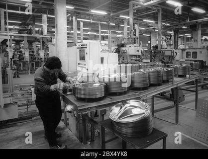 Berlin / Industrie / Beschäftigung / 7.11 / 1988 Siemens-Bosch. Hausgerätehaus Herstellung von Waschmaschinen // Arbeiter / Ausländer [automatisierte Übersetzung] Stockfoto