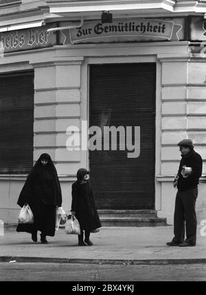 Berlin / Kreuzberg / Türken / Ausländer / 1981 Türkische Frau vor der Kneipe verschleiert -zur Gemütlichkeit-, Graefestraße // Kopftuch / Islam / Deutsche / multikulturell / Periode *** Ortsunterschrift *** Ausländer / Türken Stockfoto