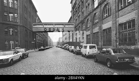 Berlin-Bezirk / Wedding / 1979 Osram-Werk in der Oudenarder Straße, eines der Stammwerke // Industrie / Geschichte / Geschichte ab 1893 wurden hier Filamente aus Osmium und Wolfram hergestellt, OS und RAM. OSRAM wurde 1919 von Siemens Halske, AEG und anderen gegründet, um während des Krieges verlorene Märkte zurückzugewinnen. OSRAM war bald einer der größten Hersteller von Glühlampen der Welt. Ab 1978 war Siemens alleiniger Eigentümer. Ende der 80er Jahre waren 3000 Menschen in Wedding beschäftigt. Die verschiedenen Gebäude wurden über mehrere Jahrzehnte von verschiedenen Architekten gebaut. [Automatisiert Stockfoto