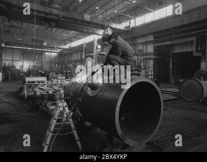 Berlin / Industrie / Arbeit / 11 / 1988 Schweißer bei Borsig, Türkei. Rohre für Kraftwerke // Arbeiter / Ausländer [automatisierte Übersetzung] Stockfoto