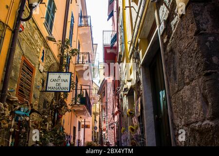 Corniglia, Italien - 8. Juli 2017: Blick auf die traditionellen alten Gebäude in der Altstadt von Corniglia Stockfoto