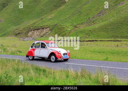 MOFFAT, SCHOTTLAND - 29. JUNI 2019: Citroen 2cv Auto in einer Oldtimer-Rallye auf dem Weg in Richtung Moffat, Dumfries und Galloway Stockfoto