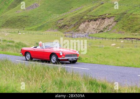 MOFFAT, SCHOTTLAND - 29. JUNI 2019: 1968 MG MGB Roadster Sportwagen in einer Oldtimer-Rallye auf dem Weg nach Moffat, Dumfries und Galloway Stockfoto