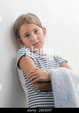 Wehmütige 8-jährige Mädchen. Stockfoto