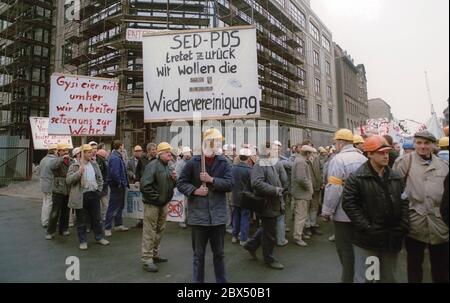 Berlin / DDR / Januar 1990 Demo zur Unterstützung des Runden Tisches hat die Regierung Modrow den Befehlen des Runden Tisches nicht gefolgt. Die Bauarbeiter auf den Baustellen an der Friedrichstraße haben daraufhin ihre Arbeit eingestellt und sind in die Volkskammer umgezogen. Die meisten von ihnen arbeiten für den VEB Ingenieurhochbau, der starke SPD-Gruppen hat. // Einspruch / Round Table / Turnaround / Vereinbarung [automatisierte Übersetzung] Stockfoto