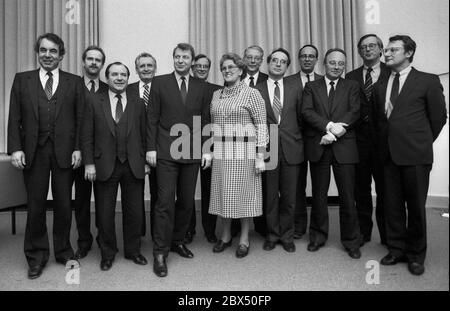 Berlin / Senat / CDU-FDP Senat Diepgen am 9. Februar 1984 : Gerhard Kunz, Wilhelm Kewenig, Rupert Scholz, Ulf Fink, Edmund Wronski, Herrmann Oxfort, Hanna Laurien, Horst Vetter, Eberhard Diepgen, Klaus Franke, Heinrich Lummer, Volker Hassemer, Elmar Pieroth // CDU / FDP / Parteien / Politik [automatisierte Übersetzung] Stockfoto