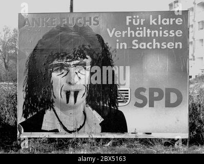 Wahlplakate 1990 / Deutschland / Vereinigung 1990 / Wahlen / Wahlplakate zur Volkskammer-Wahl 1990 der DDR Anfang Februar in Sachsen. SPD-Plakat übermalt - für klare Verhältnisse -, Anke Fuchs als Spitzenkandidaten gegen Kurt Biedekopf, CDU. Sie kam aus dem Westen. // Parteien / SPD *** Ortsunterschrift *** Osterheide / Vereinigung / Wahlkampf in Leipzig. Zwei wichtige Wahlen stehen vor der Wahl: Für die Länder-Parlamente, die Landtags in den neuen Bundesländern und die Volkskammer. [Automatisierte Übersetzung] Stockfoto