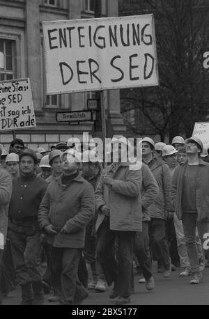 Berlin / DDR / Januar 1990 Demo zur Unterstützung des Runden Tisches hat die Regierung Modrow den Befehlen des Runden Tisches nicht gefolgt. Die Bauarbeiter auf den Baustellen an der Friedrichstraße haben daraufhin ihre Arbeit eingestellt und sind in die Volkskammer umgezogen. Die meisten von ihnen arbeiteten für den VEB Ingenieurhochbau, wo es starke Oppositionsgruppen gibt. -Enteignung der SED- // Opposition / Runder Tisch / Wende / Vereinigung / DDR-Politik *** Ortsunterschrift *** Ostdeutschland / Kommunistisches Deutschland / OppositionNeben den staatlichen Behörden wurde 1990 ein Runder Tisch eingerichtet. Alle Oppositionsgruppen, Staat Stockfoto