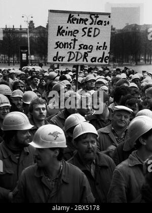 Berlin / DDR / Januar 1990 Demo zur Unterstützung des Runden Tisches hat die Regierung Modrow den Befehlen des Runden Tisches nicht gefolgt. Die Bauarbeiter auf den Baustellen an der Friedrichstraße haben daraufhin ihre Arbeit eingestellt und sind in die Volkskammer umgezogen. Die meisten von ihnen arbeiteten für den VEB Ingenieurhochbau, der starke Oppositionsgruppen hat. // Opposition / Runder Tisch / Wende / Einheit / DDR-Politik *** Ortsunterschrift *** Ostdeutschland / Kommunistisches Deutschland / OppositionNeben den staatlichen Behörden wurde 1990 ein Runder Tisch eingerichtet. Alle Oppositionsgruppen, Staatsmitglieder und unabhängige Menschen bildeten sich Stockfoto