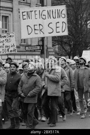 Berlin / DDR / Januar 1990 Demo zur Unterstützung des Runden Tisches hat die Regierung Modrow den Befehlen des Runden Tisches nicht gefolgt. Die Bauarbeiter auf den Baustellen an der Friedrichstraße haben daraufhin ihre Arbeit eingestellt und sind in die Volkskammer umgezogen. Die meisten von ihnen waren für den VEB Ingenieurhochbau tätig. Wo es starke Oppositionsgruppen gibt - Enteignung der SED - // Opposition / Runder Tisch / Wende / Vereinigung / DDR-Politik *** Ortsunterschrift *** Ostdeutschland / Kommunistisches Deutschland / OppositionNeben den staatlichen Behörden wurde 1990 ein Runder Tisch eingerichtet. Alle Oppositionsgruppen, Staat Stockfoto