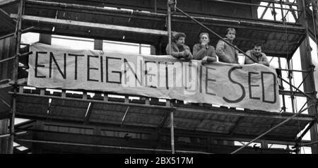 Berlin / DDR / Januar 1990 Demo zur Unterstützung des Runden Tisches hat die Regierung Modrow den Befehlen des Runden Tisches nicht gefolgt. Die Bauarbeiter auf den Baustellen an der Friedrichstraße haben daraufhin ihre Arbeit eingestellt und sind in die Volkskammer umgezogen. Die meisten von ihnen arbeiteten für den VEB Ingenieurhochbau, wo es starke Oppositionsgruppen gibt. -Enteignung der SED- // Opposition / Runder Tisch / Wende / Vereinigung / DDR-Politik *** Ortsunterschrift *** Ostdeutschland / Kommunistisches Deutschland / OppositionNeben den staatlichen Behörden wurde 1990 ein Runder Tisch eingerichtet. Alle Oppositionsgruppen, Staat Stockfoto