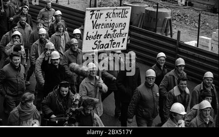 Berlin / DDR / Januar 1990 Demo zur Unterstützung des Runden Tisches hat die Regierung Modrow den Befehlen des Runden Tisches nicht gefolgt. Die Bauarbeiter auf den Baustellen an der Friedrichstraße haben daraufhin ihre Arbeit eingestellt und sind in die Volkskammer umgezogen. Die meisten von ihnen waren für den VEB Ingenieurhochbau tätig. Die starke Oppositionsgruppen für eine schnelle Wiedervereinigung beider Bundesländer hat // Opposition / Runder Tisch / Wende / Vereinigung / DDR-Politik *** Ortsunterschrift *** Ostdeutschland / Kommunistisches Deutschland / Opposition Neben den Staatsbehörden wurde 1990 ein Runder Tisch eingerichtet. Alle Widerstände Stockfoto