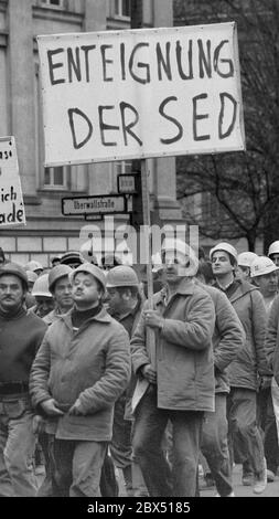 Berlin / DDR / Januar 1990 Demo zur Unterstützung des Runden Tisches hat die Regierung Modrow den Befehlen des Runden Tisches nicht gefolgt. Die Bauarbeiter auf den Baustellen an der Friedrichstraße haben daraufhin ihre Arbeit eingestellt und sind in die Volkskammer umgezogen. Die meisten arbeiteten für VEB Ingenieurhochbau, wo es starke Oppositionsgruppen gibt - Enteignung der SED - // Opposition / Runder Tisch / Wende / Einheit / DDR-Politik *** Ortsunterschrift *** Ostdeutschland / Kommunistisches Deutschland / OppositionNeben den staatlichen Behörden wurde 1990 ein Runder Tisch eingerichtet. Alle Oppositionsgruppen, Staat Stockfoto