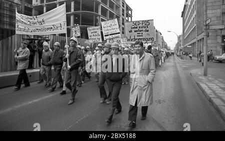 Berlin / DDR / Januar 1990 Demo zur Unterstützung des Runden Tisches hat die Regierung Modrow den Befehlen des Runden Tisches nicht gefolgt. Die Bauarbeiter auf den Baustellen an der Friedrichstraße haben daraufhin ihre Arbeit eingestellt und sind in die Volkskammer umgezogen. Die meisten arbeiteten für den VEB Ingenieurhochbau, wo starke SED-PDS zurückgetreten sind, wir wollen Wiedervereinigung - ganz rechts: Knut Herbst, später SPD-landtagsabgeordneter, 4. V. links: Ralf Hillenberg, später landtagsabgeordneter // Opposition / Runder Tisch / Turnaround / Vereinbarung / [automatisierte Übersetzung] Stockfoto